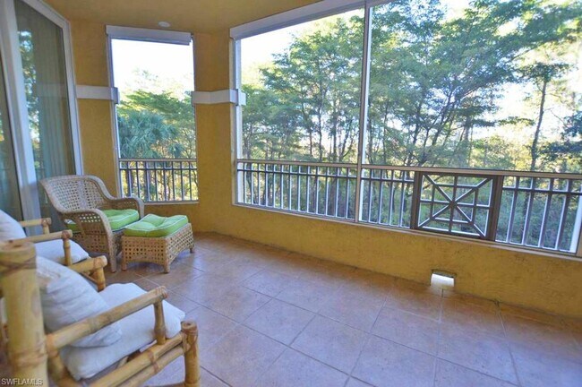 Building Photo - Beautifully decorated split 2/2 in stunnin...