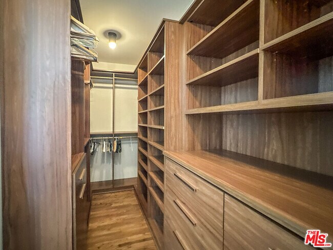 Building Photo - 345 Westbourne Dr