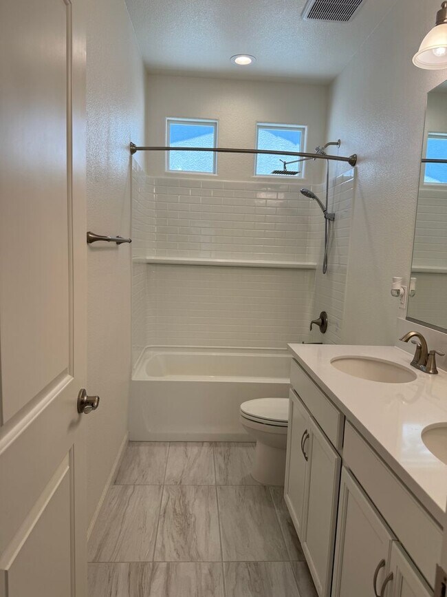 Building Photo - Beautiful 5 Bedroom, 3 Bathroom, 2800 Sqft...