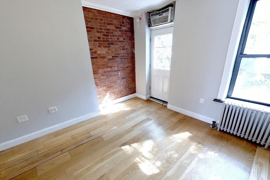 Building Photo - 102 E 7th St