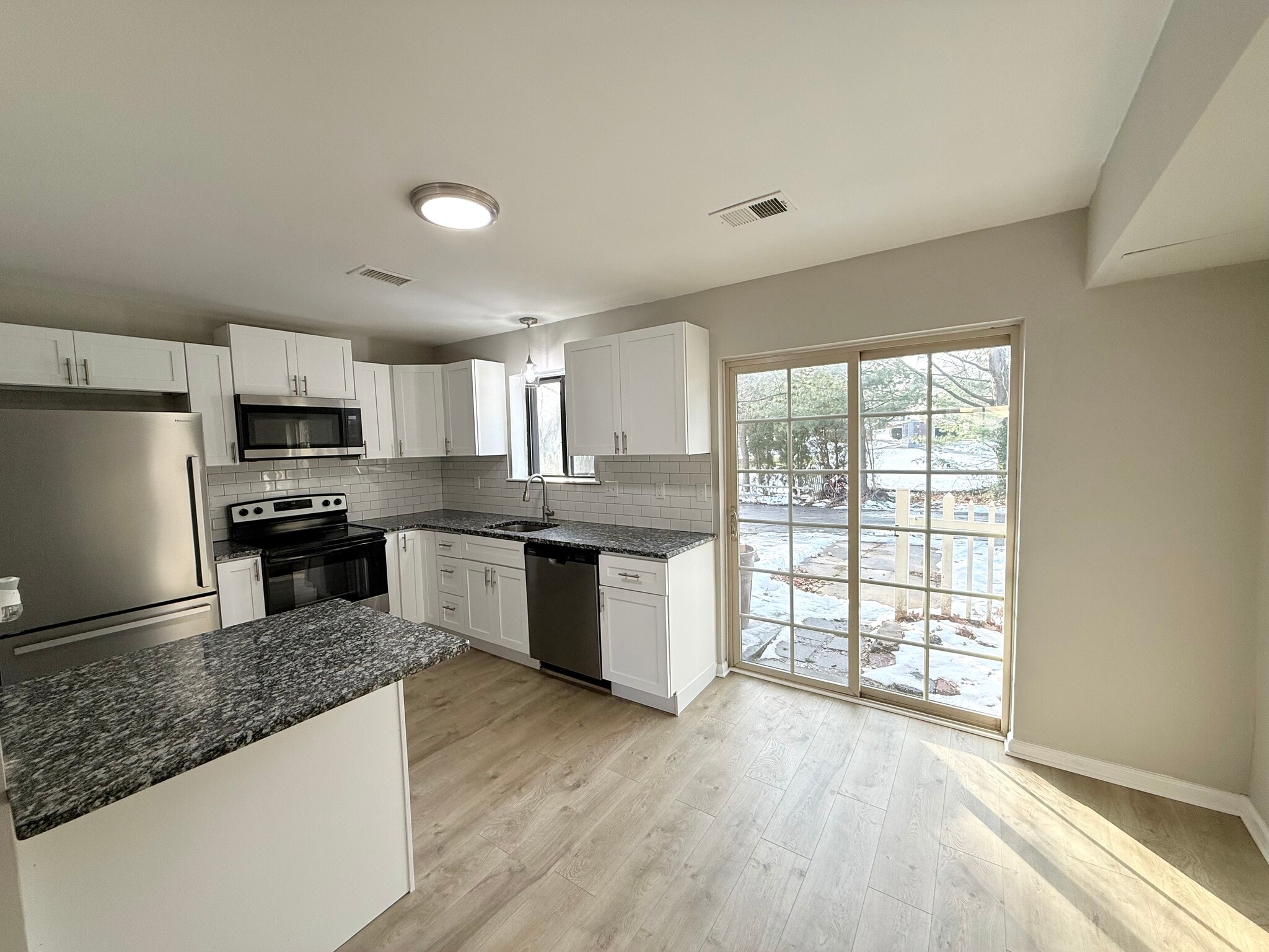 Building Photo - 104 Kelmar Ave