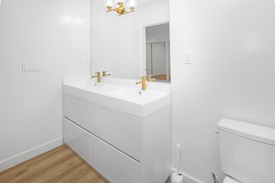 bathroom 2 - 951 N Curson Ave