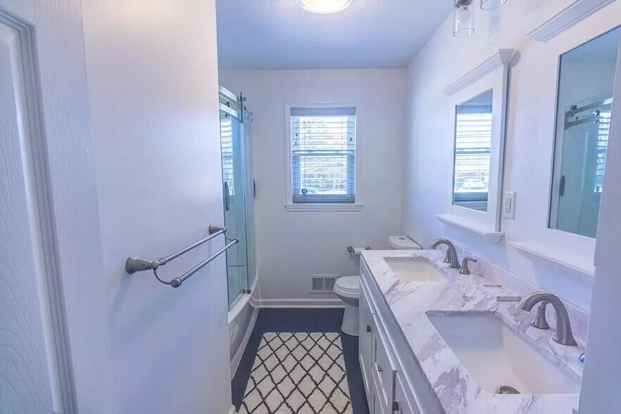 Building Photo - 614 Camellia St NE