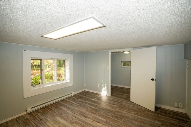 Building Photo - Spacious country flat