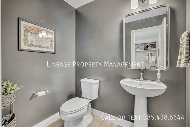 Building Photo - 3056 S Shoreline Dr