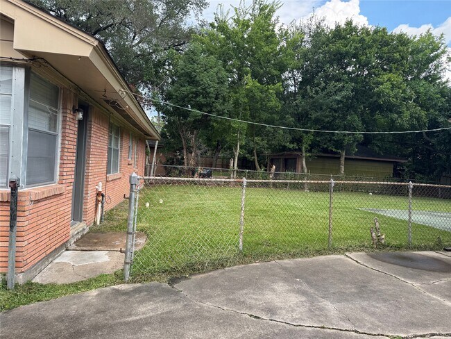 Building Photo - 4013 Newshire Dr