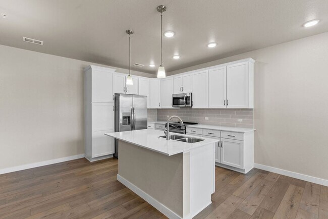 Building Photo - 2 Bedroom 2 Bathroom Ground Floor Townhome in Centerra