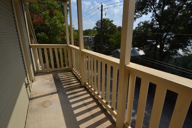 Building Photo - 4401 Speedway- Free Cable and Internet-Available for August!