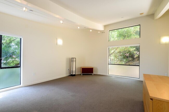 Building Photo - 3527 Oak Knoll Dr