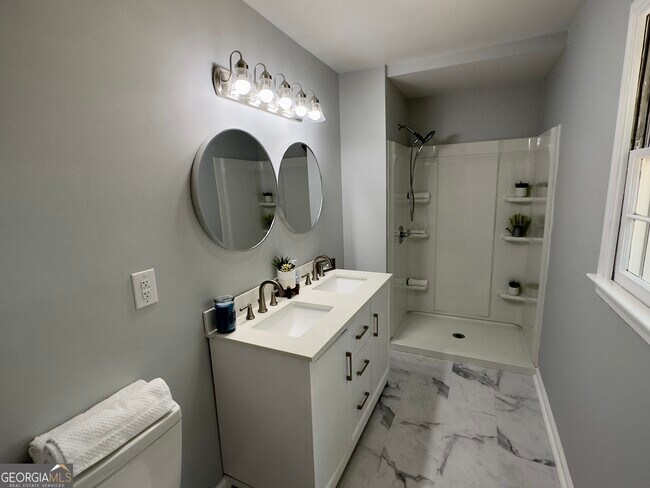 Building Photo - 6 Westlyn Dr