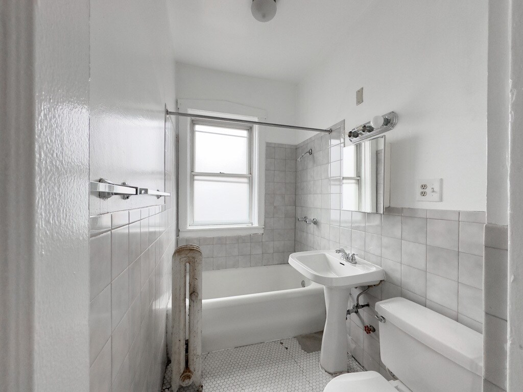 Building Photo - 4404 N Winchester Ave