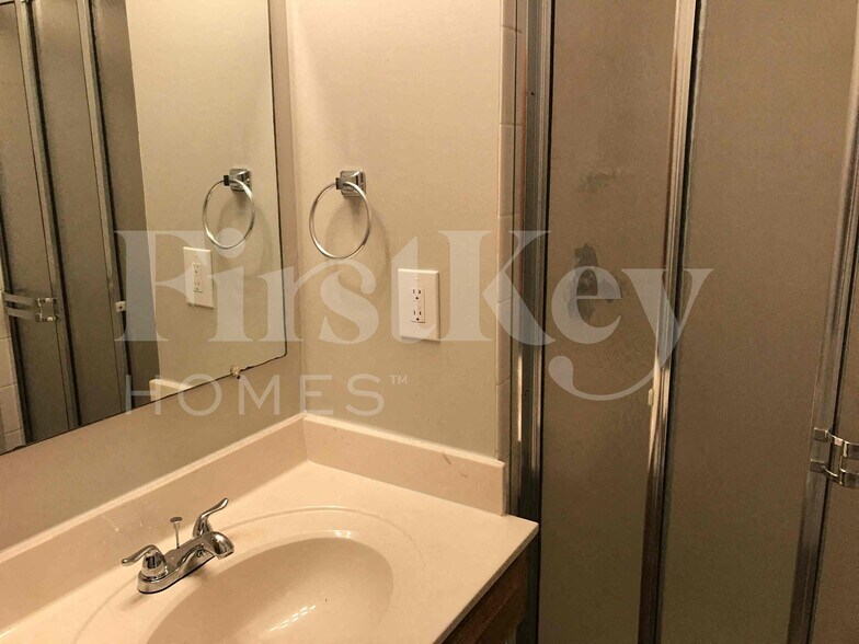 Building Photo - 804 NE Karapat Dr