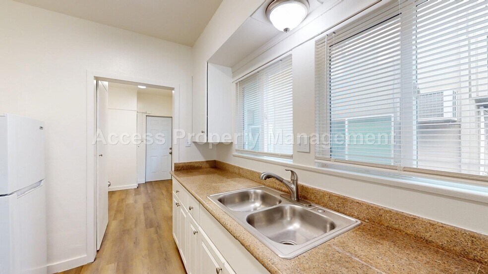 Building Photo - 21 E Walnut St