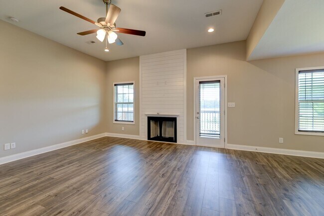 Building Photo - Sharp 3 bed 2 bath with Bonus room and nice fenced yard.