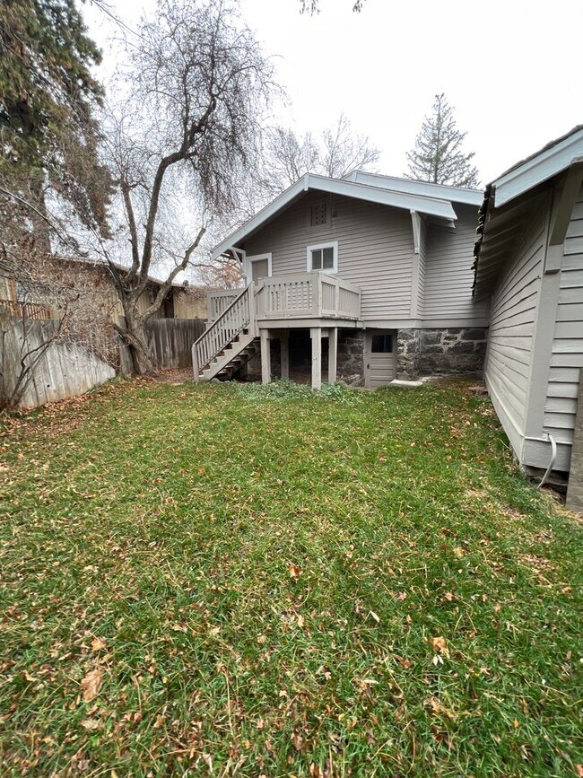 Building Photo - Remodeled DOWNTOWN Bend House, Newer Flooring/Paint/Appliances, Gas heat, Small Garage, Fenced Yard