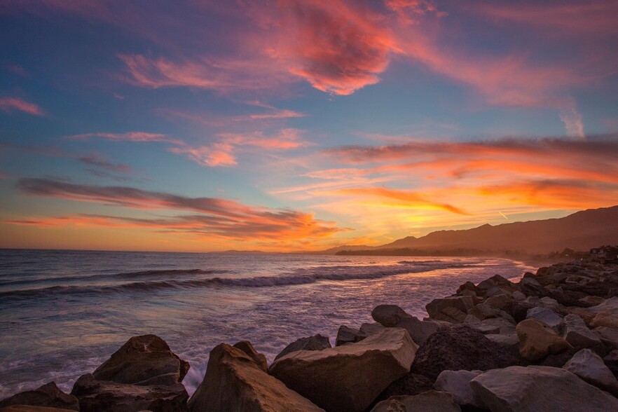 Oceanfront Estate: Sunset Views from Deck - 871 Sand Point Rd