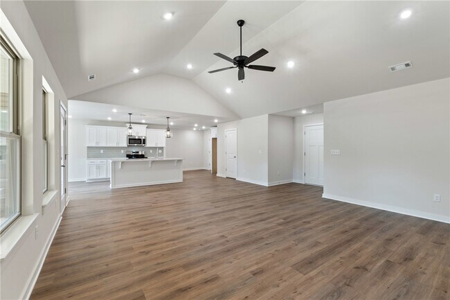 Building Photo - 17 Hollow Way Dr