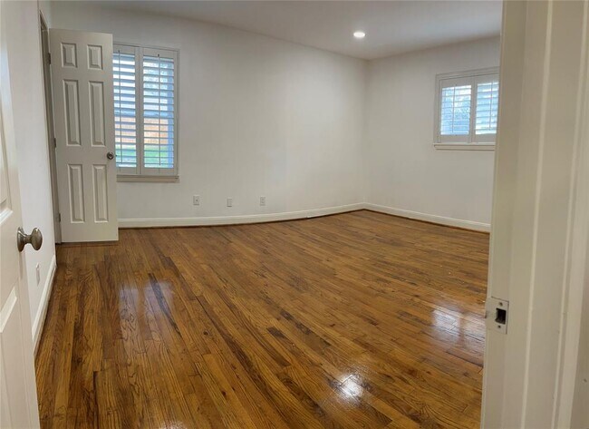 Building Photo - 10218 Oak Point Dr