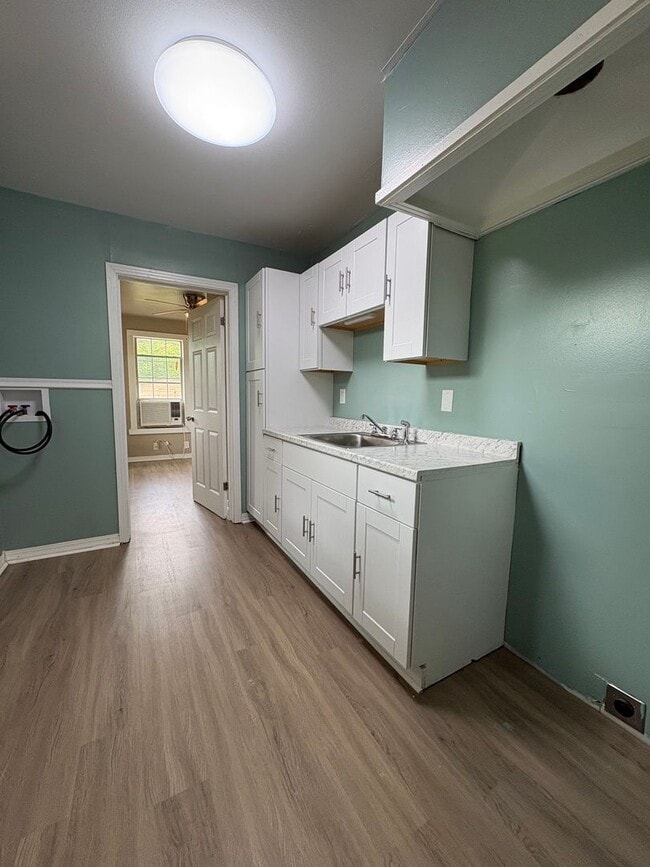 Building Photo - Gorgeously remodeled 4 bedroom/1 bath with carport!