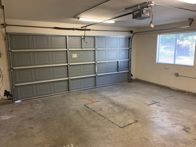 Building Photo - Great home near Shopping Centers!