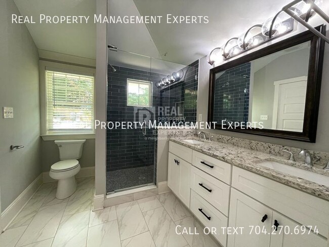 Building Photo - 2243 Shamrock Dr