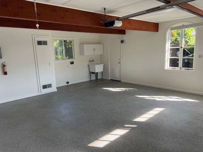 Building Photo - Private 3 Bedroom In Carpinteria