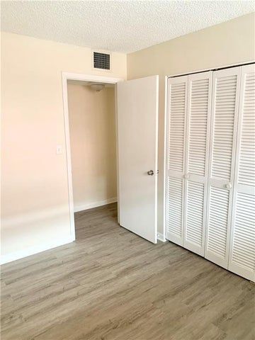 Building Photo - 680 Tennis Club Dr