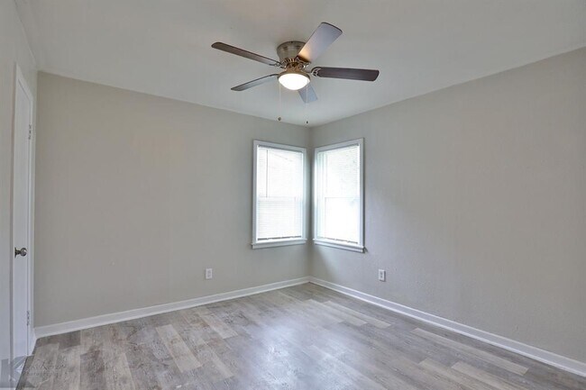 Building Photo - 1202 S San Jose Dr