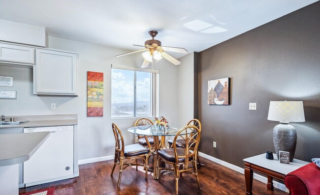 Building Photo - Furnished, Short term or long term Condo with community Pool