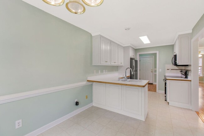 Building Photo - Adorable Ranch Home With Garage and Screen...