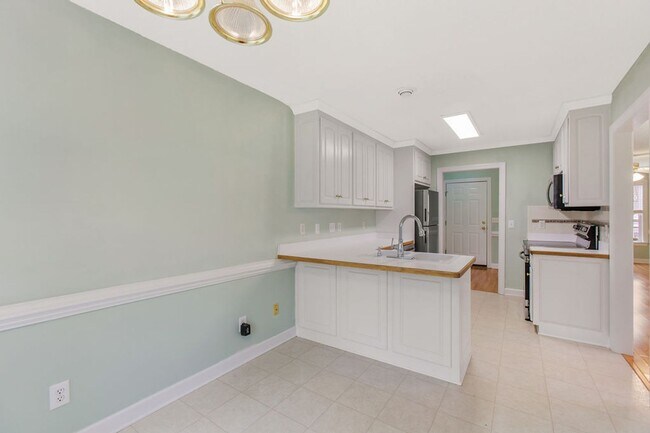 Building Photo - Adorable Ranch Home With Garage and Screen Porch!