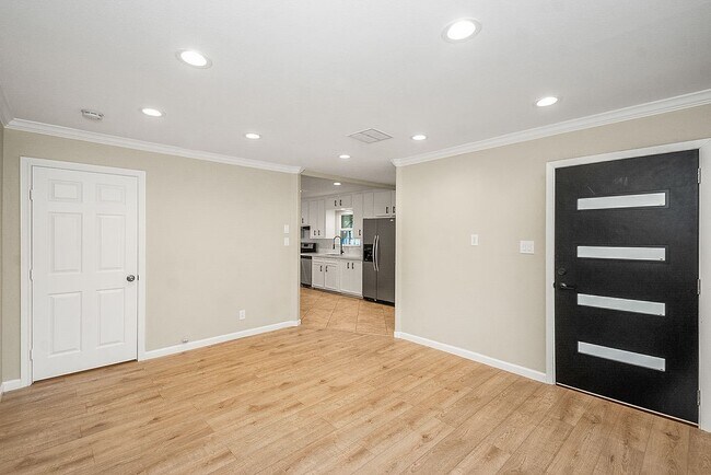 Building Photo - 5037 W 43rd St