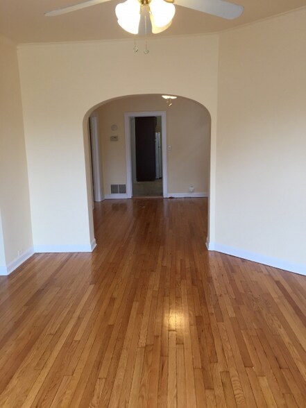 Building Photo - 1463 W Montrose Ave