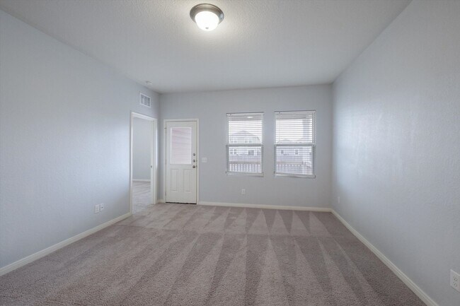 Building Photo - Ranch Style 3 Bed 2 Bath with Freshly painted and New Floors!