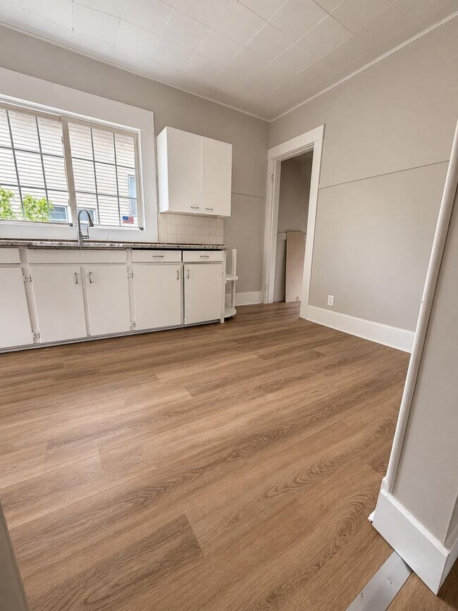 Building Photo - 4-Bedroom Home for Rent in Akron – Only $1,500!