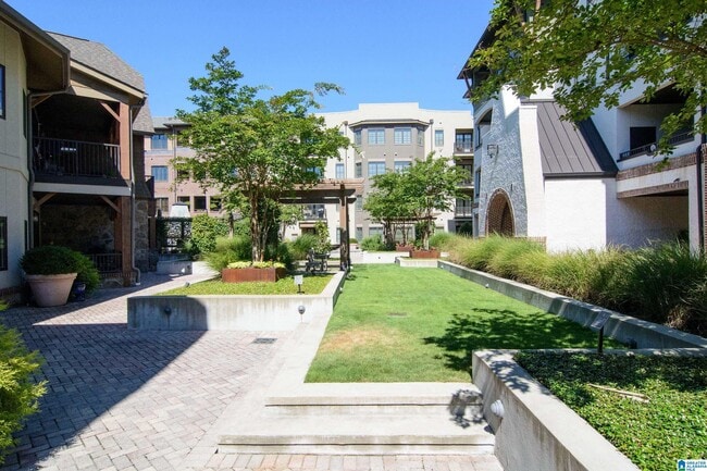 Building Photo - 350 19th St S