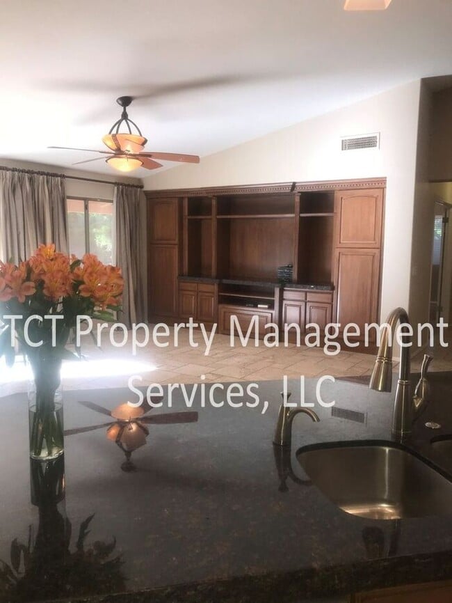 Building Photo - Spacious Home in North East Mesa!
