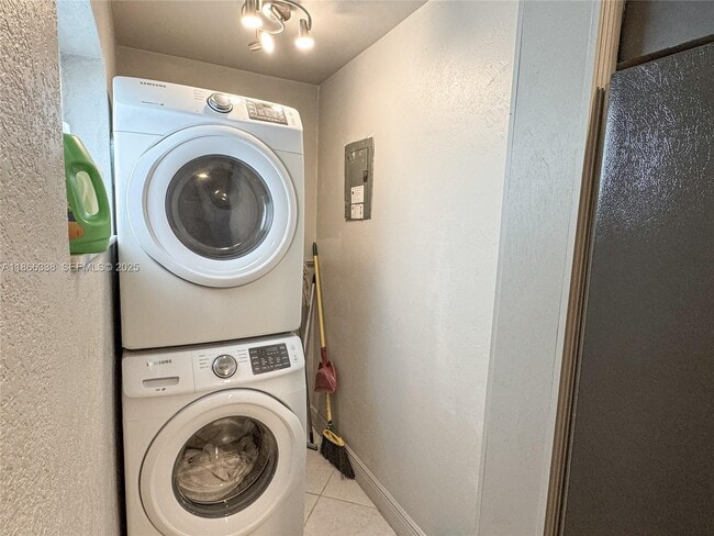 Building Photo - 161 NW 27th Ct