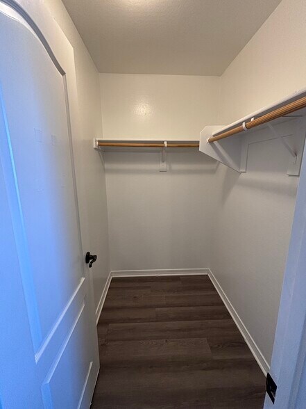 Building Photo - 947 S Utilis Dr