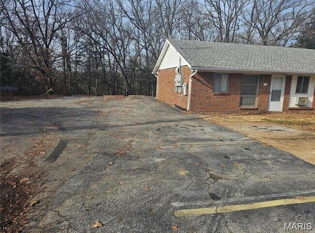 Building Photo - 2 bed 1 bath fully renovated