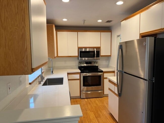 Building Photo - Wonderful 2 story condo in Ashford Ct-Detached 1 car garage, both bedrooms with attached bathroom...