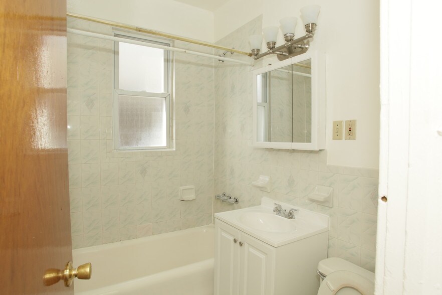 Building Photo - 138 Vermont Ave