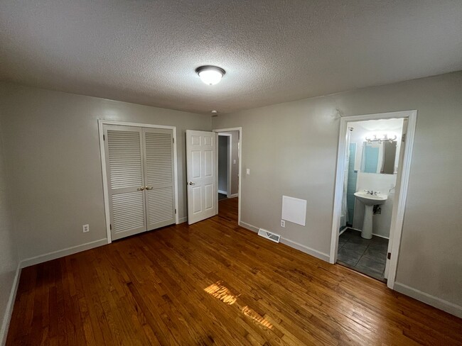 Building Photo - Charming 3-bedroom 1.5-bathroom brick home