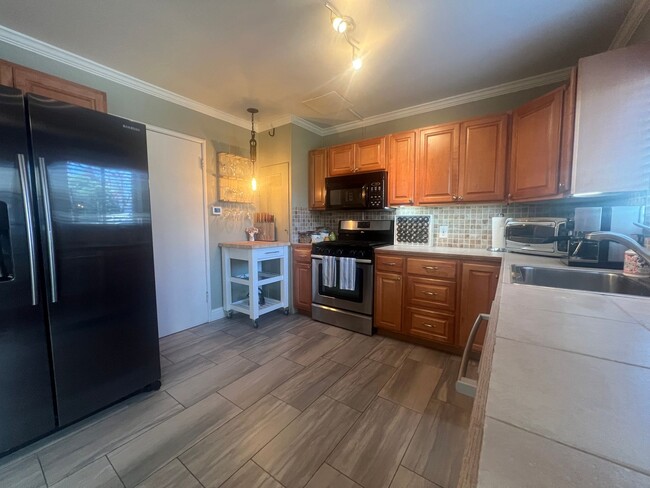 Building Photo - Beautiful 3 bed 2 bath fully furnished hom...