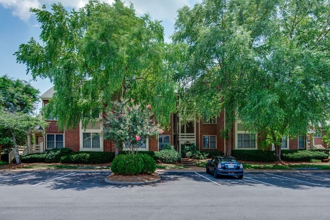 Building Photo - Beautiful Two Bedroom Green Hills Condo Wi...