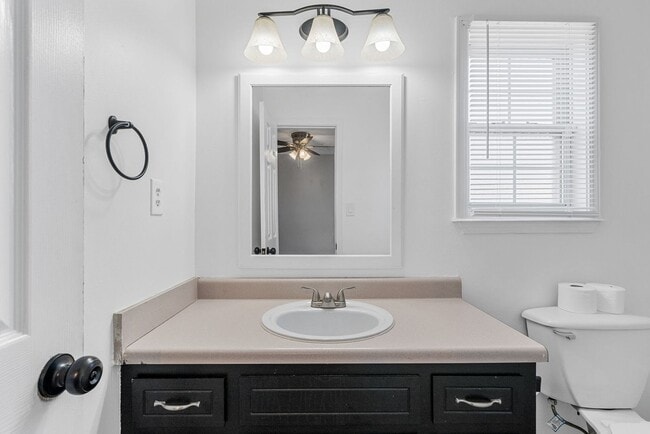 Building Photo - Oak Grove Cutie for Rent!