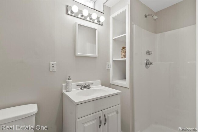 Building Photo - 6118 Amboy St