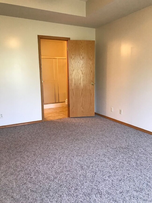 Building Photo - Executive Rental 2 Bedroom 2 Bath 2 Car Garage Duplex