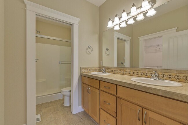Building Photo - 376 Forest Pl