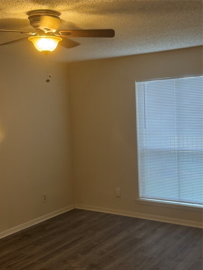 Building Photo - 17401 Red Oak Dr